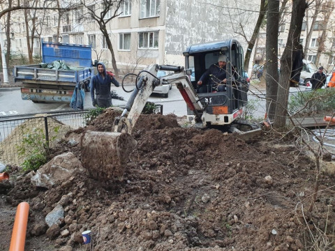Inchirieri utilaje constructii bobcat perie miniexcavator picon